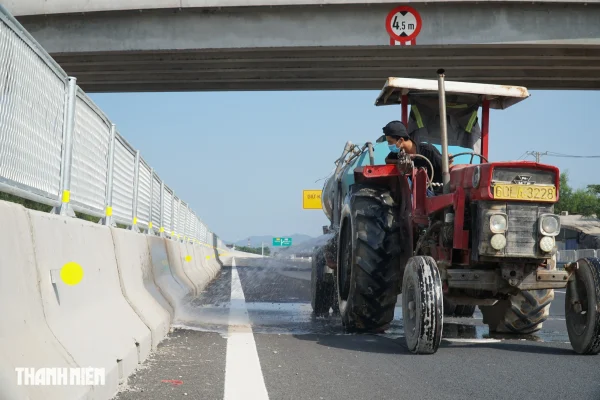 Vệ sinh và xịt rửa mặt đường cao tốc chuẩn bị thông xe