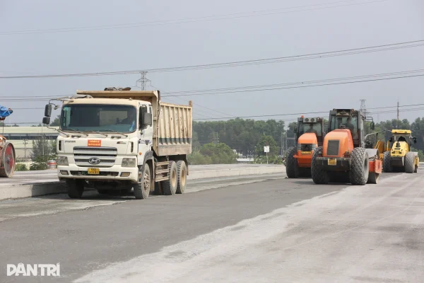 Máy móc thiết bị thi công xuyên đêm trên công trường