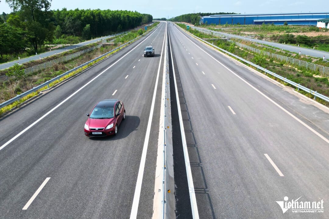 Lắp đặt hệ thống dải phân cách cứng trên tuyến cao tốc Biên Hòa Vũng Tàu