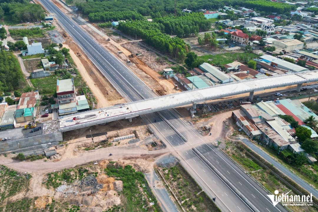 Thi công thảm nhựa mặt đường cao tốc đoạn qua địa bàn tỉnh Bà Rịa - Vũng Tàu