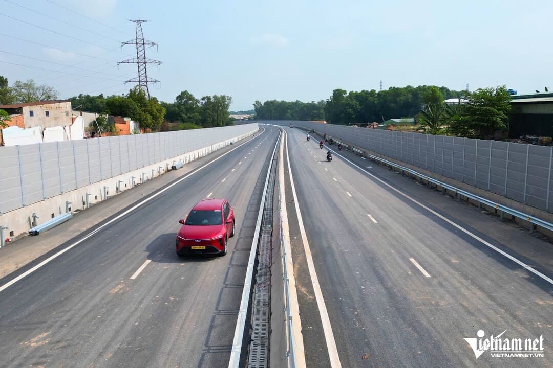 Công nhân thi công ngày đêm nút giao thông huyết mạch kết nối cao tốc