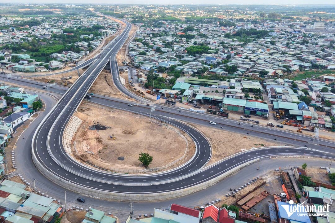 Huy động máy móc cơ giới đắp nền đường tại dự án thành phần 1