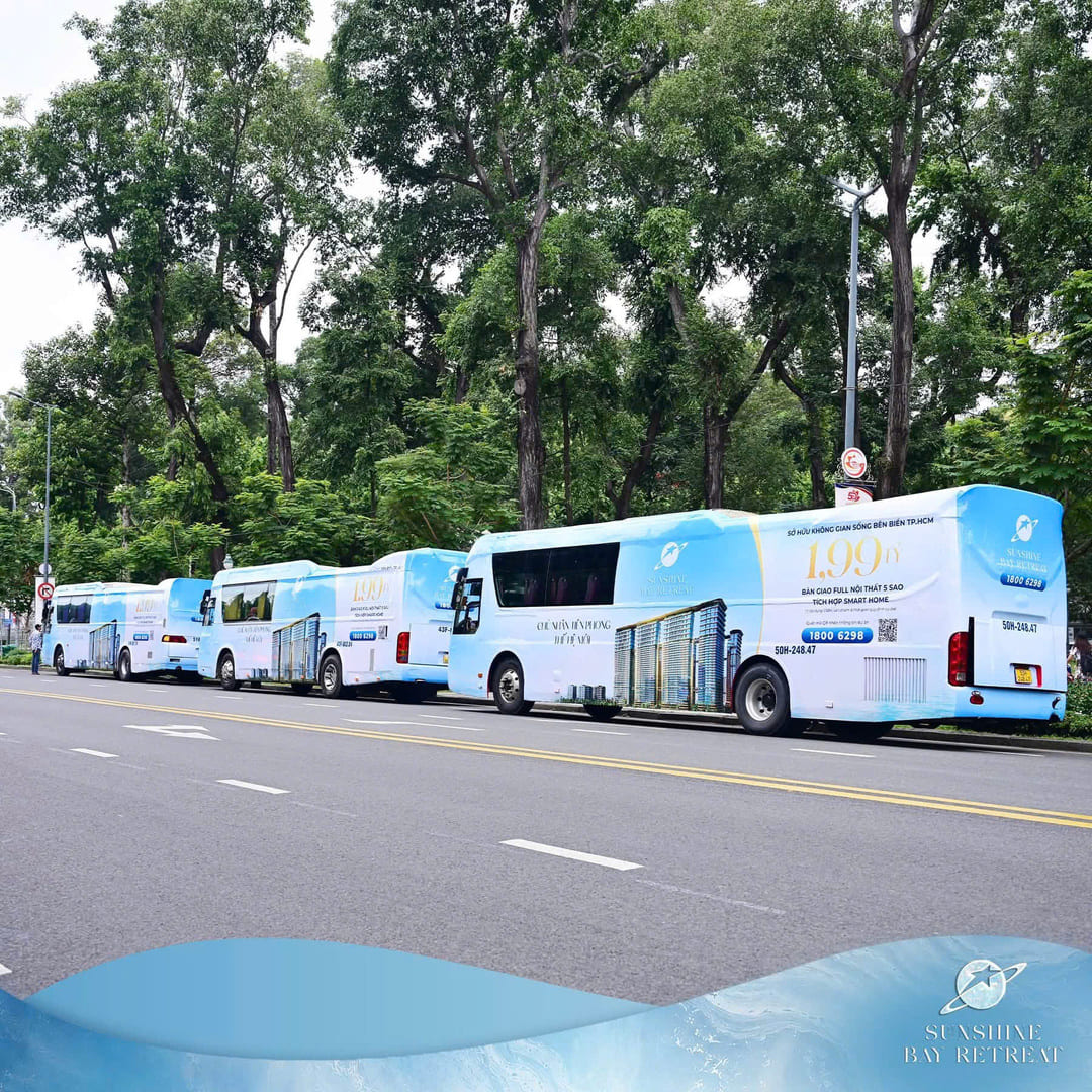 Đoàn xe bus hai tầng mang thông điệp dự án Sunshine Bay Retreat di chuyển qua các tuyến phố trung tâm